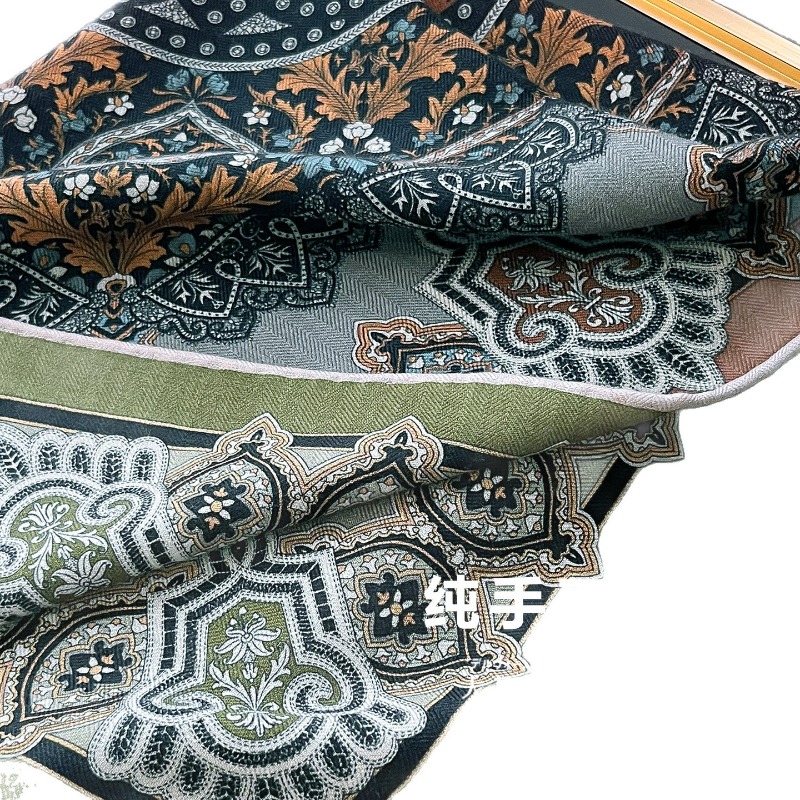 Foulard carré Central Compass  - Travel Accessories Neck avis et prix