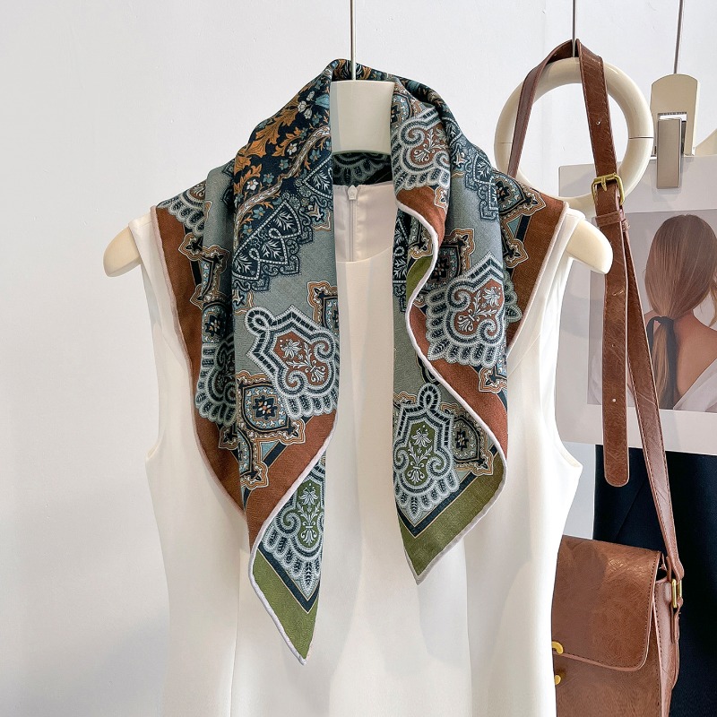 Foulard carré Central Compass  - Travel Accessories Neck avis et prix